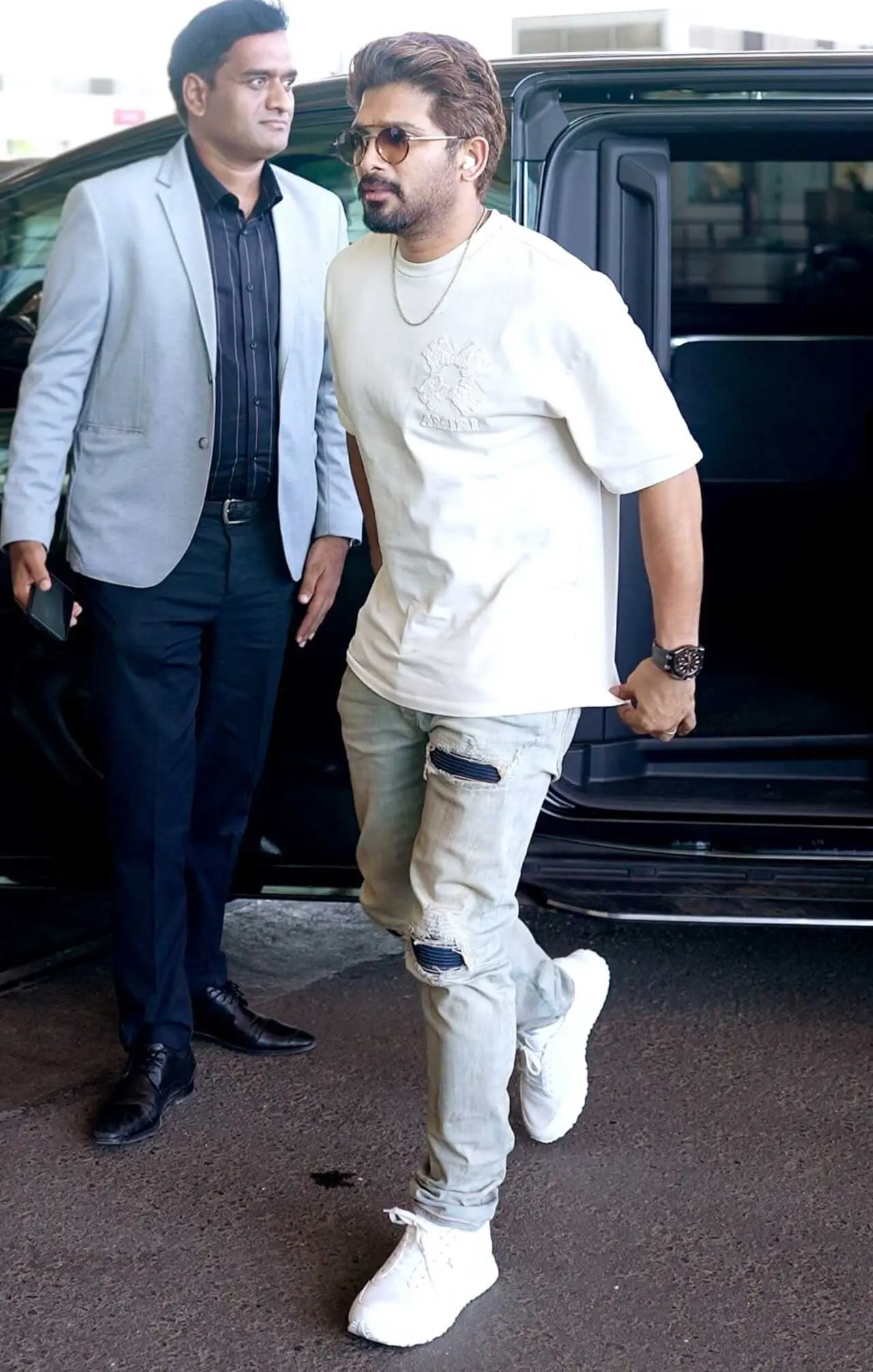 Allu Arjun was seen in a casual look at the Mumbai airport on Friday morning